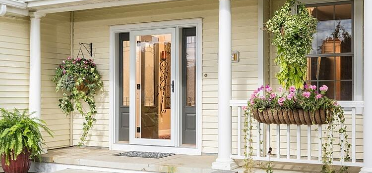 screen door installation in La Presa