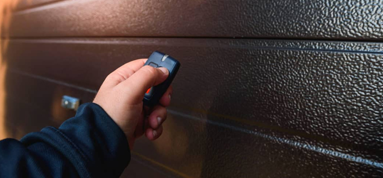 automatic door opener with remote control in La Presa
